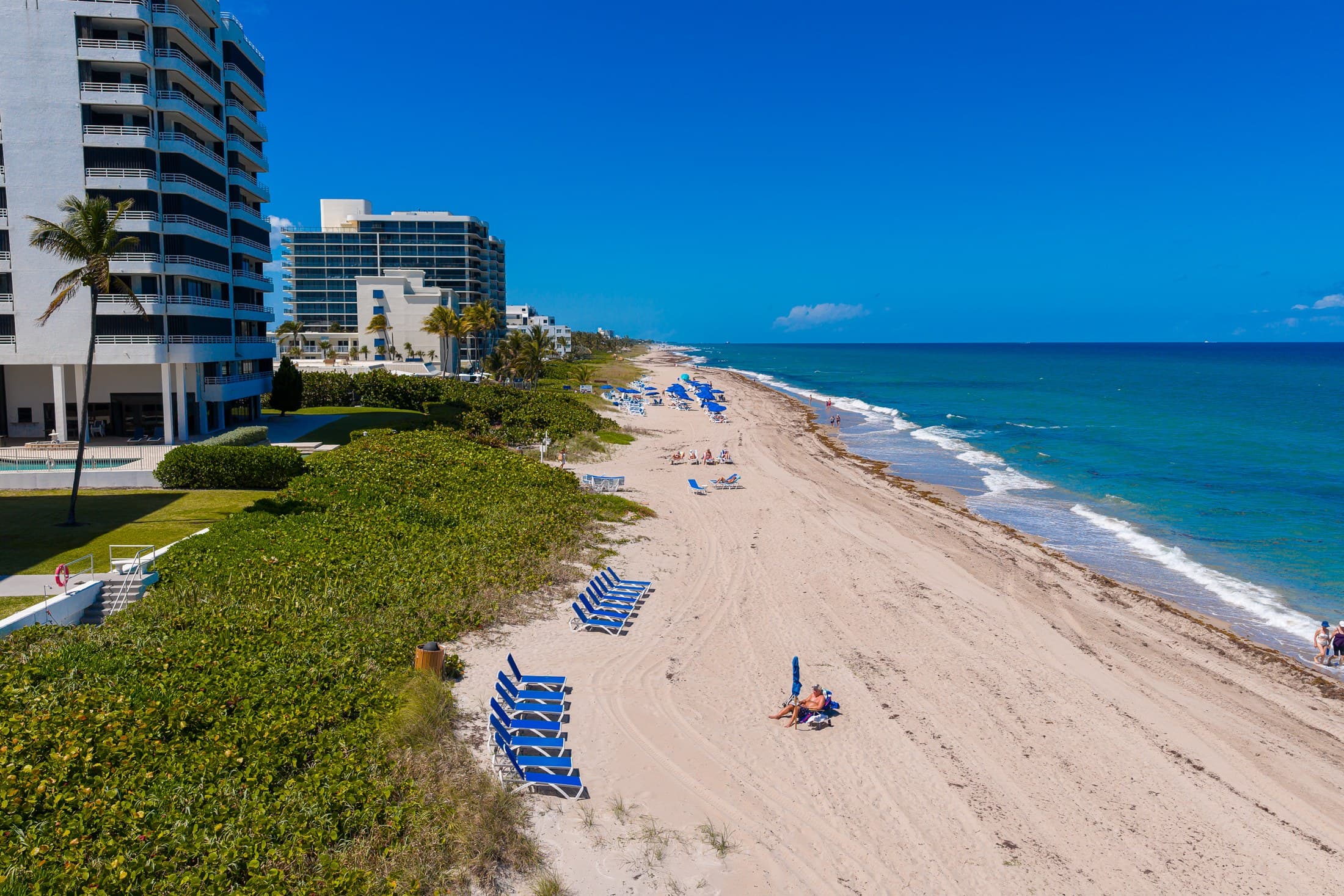 Beach approach and shoreline access at Highland
