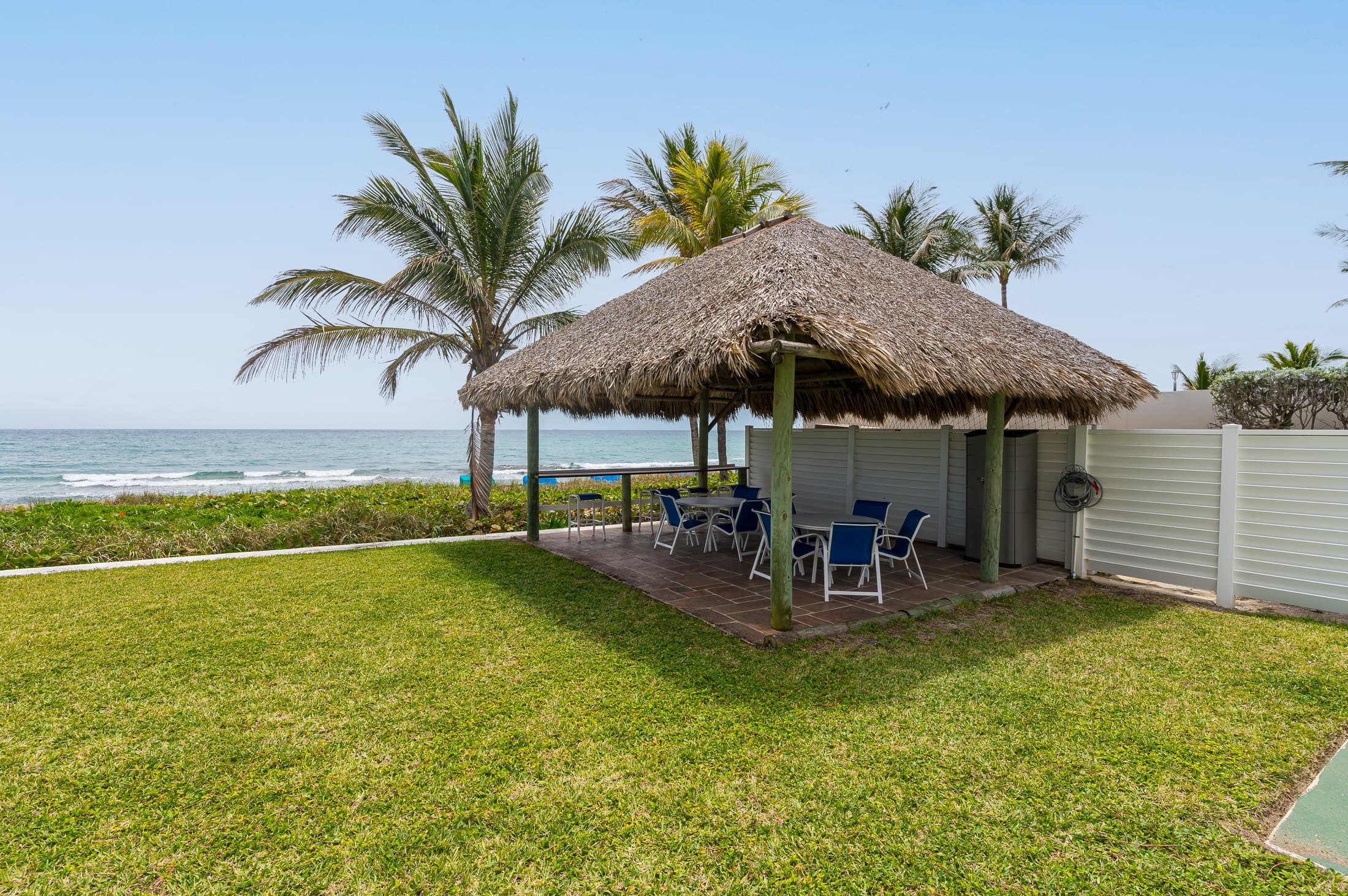 Outdoor tiki and coastal amenity area at Highland
